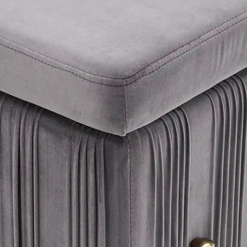 Banc de rangement gris en velours plissé avec couvercle relevable